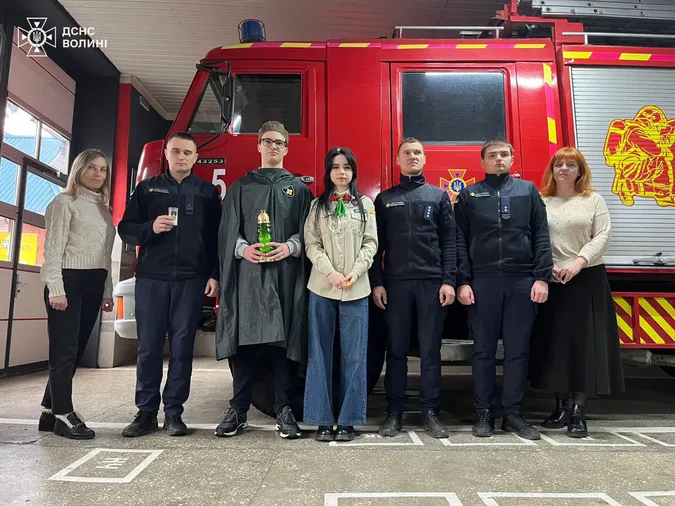 Волинським рятувальникам передали Вифлеємський вогонь (фото)
