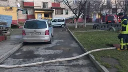 У Луцьку затопило підвали у багатоповерхівці (фото)