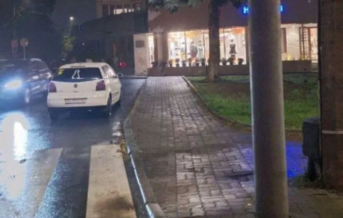 Одразу два порушення: у центрі Луцька водій припаркував авто не там, де треба (фото)