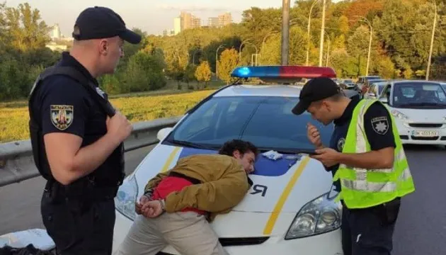 У Києві затримали чоловіка, який влаштував стрілянину в тролейбусі (відео)