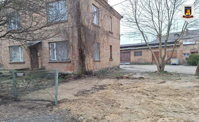 У Луцьку муніципали розвалили нічийну халупу в Старому місті (фото)