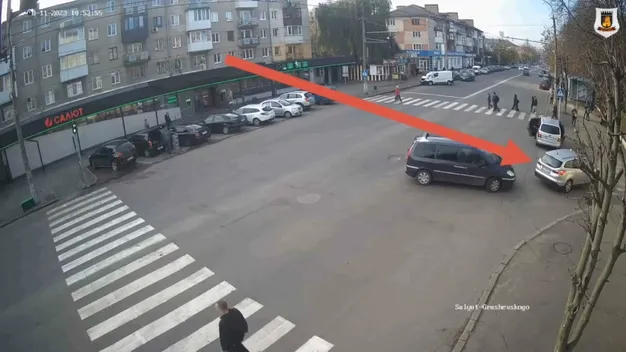 У Луцьку на Грушевського Ford задом втаранився у Citroen: показали момент ДТП (відео)