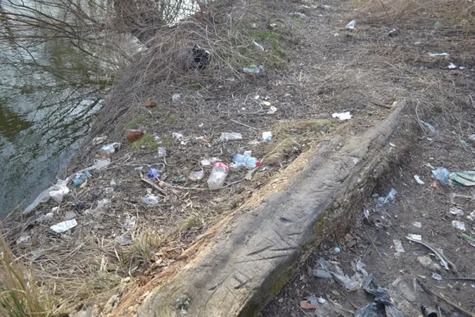 У «Старому місті» берег річки Стир забруднений сміттям (фото)