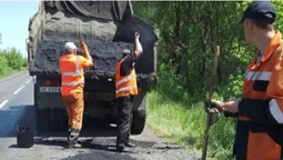 На Волині дорожники почали «латати» регіональний автошлях (фото)