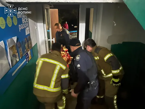 Два виклики за вечір: у Луцьку та Нововолинську рятували літніх жінок (фото)