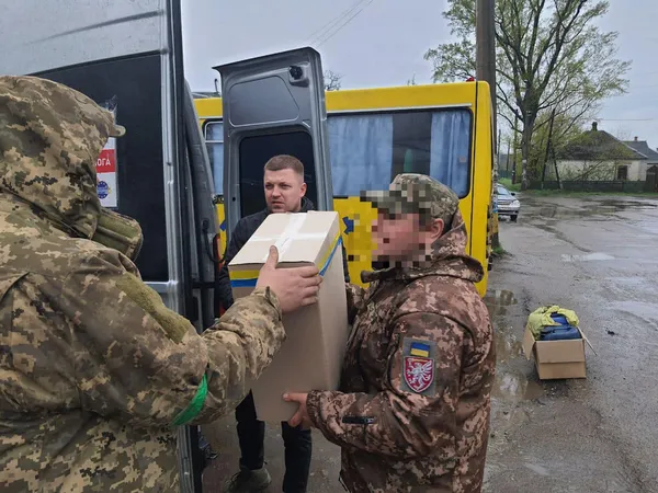 Луцькі волонтери відвезли допомогу землякам на передовій (фото)
