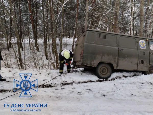 На Волині автомобіль Укрпошти злетів у кювет (фото)