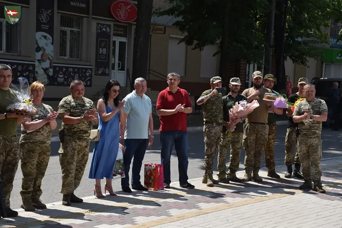 На Донеччині у волинській бригаді відгуляли подвійне весілля (фото)