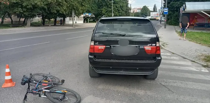 У Луцьку BMW X5 збив 14-річного велосипедиста на переході (фото, відео)