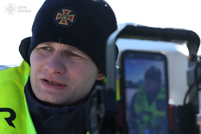 Водолази пірнали під лід на Теремнівських ставках у Луцьку: що шукали (фото)