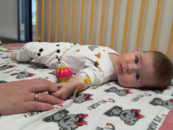 За лічені години до смерті: у Львові медики врятували немовля із величезною пухлиною у грудях (фото)