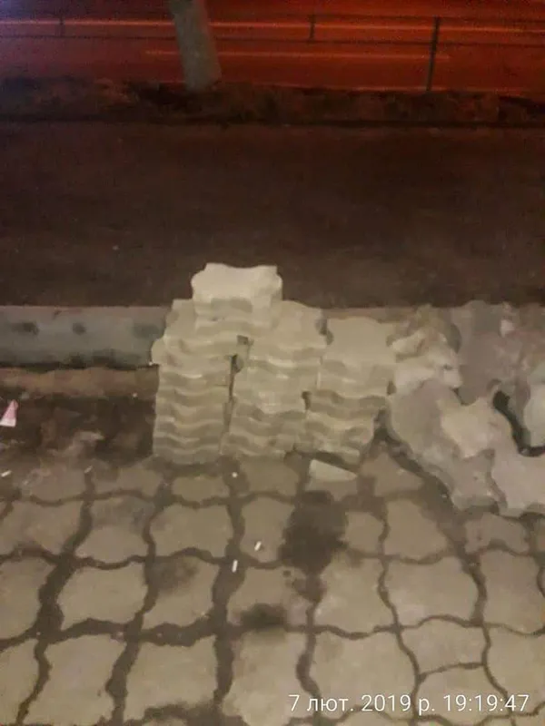 У Луцьку чоловік вкрав комунальну бруківку (фото)