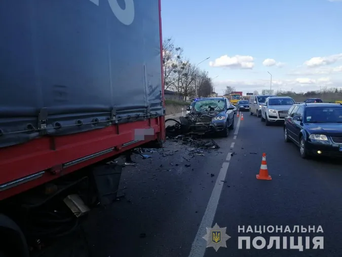 У Луцькому районі зіткнулися BMW і вантажівка (фото)