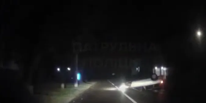 У Луцьку п'яний водій врізався у дві автівки та перекинувся на дах (відео)