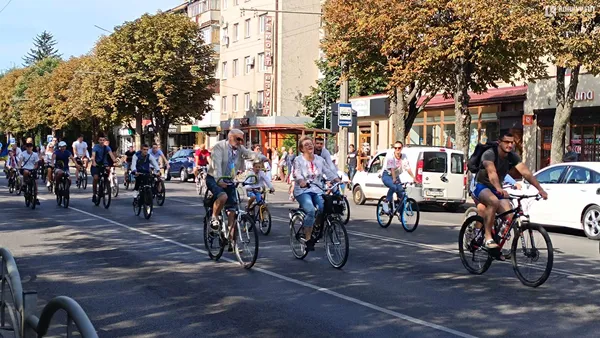 З байкерами і поліцією: у Луцьку – велопробіг у вишиванках (фото, відео)