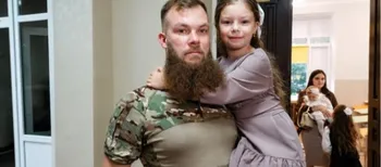 «Я її майже не бачу»: військовий у Луцьку повів доньку до першого класу (фото, відео)