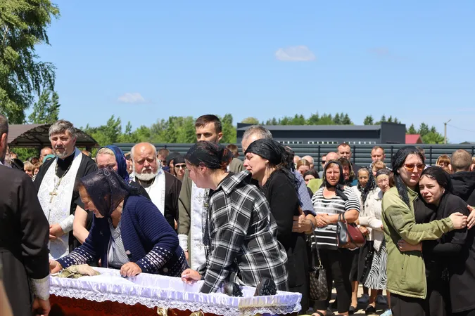 Біль і сльози: на Волині попрощалися з молодим снайпером Вітарієм Шереметою, який загинув на Харківщині
