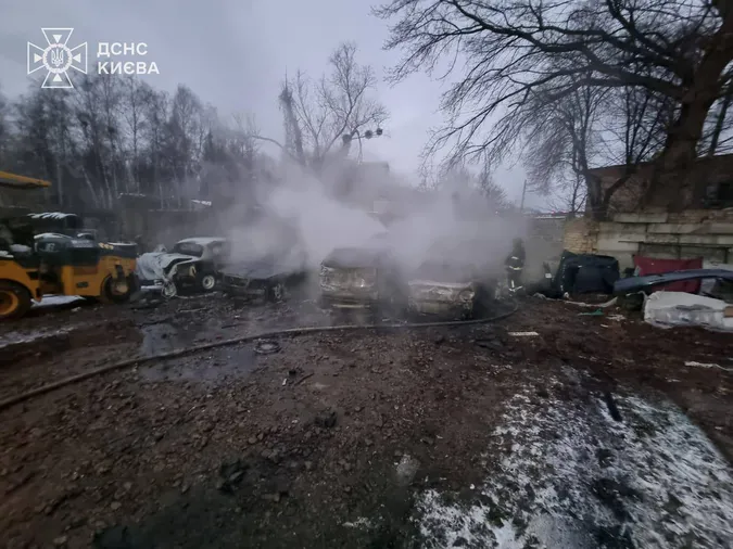 Атака росіян: у Києві палають дві багатоповерхівки (фото)