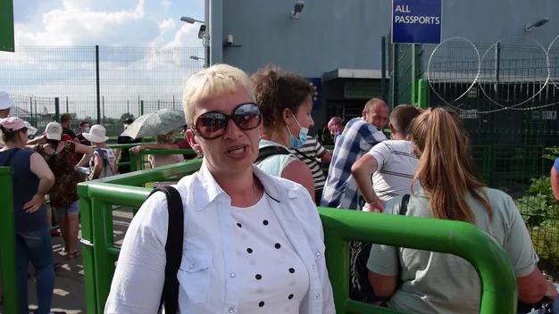 Години очікування: українці застягли в черзі, аби перентути кордон з Польщею (відео)