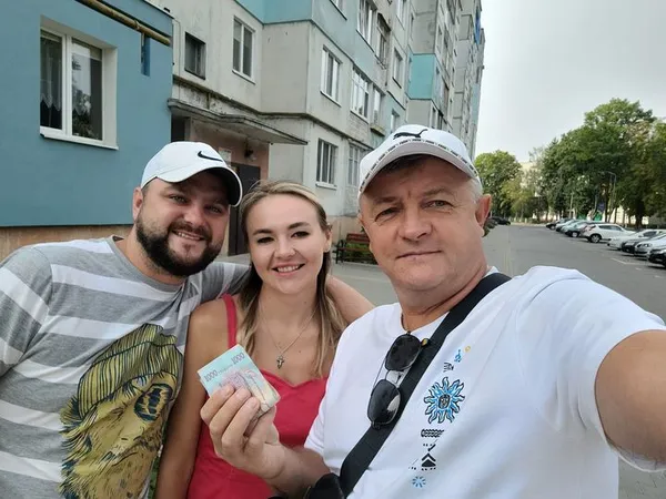 💅🏻У Луцьку дівчата на відкритті студії краси зібрали майже 20 тисяч на дрони для ЗСУ