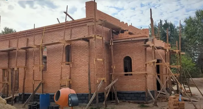 На Волині прихильники московського патріархату зводять молитовний «гараж» (відео)