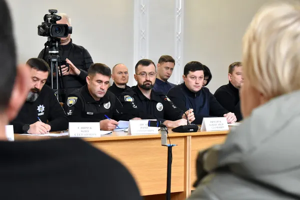 Укриття, система оповіщення та «тривожні кнопки» у закладах освіти: голова ОДА Іван Рудницький провів велику нараду