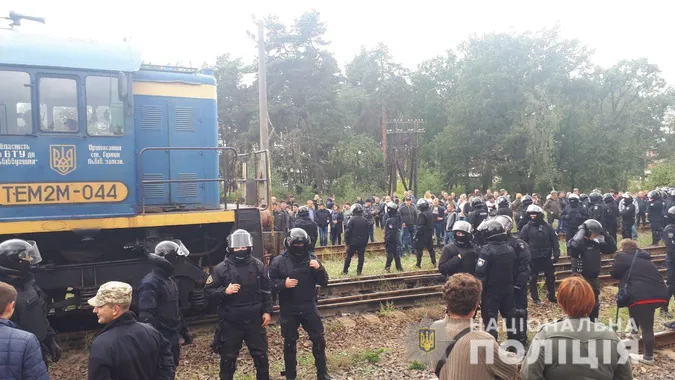 Блокада російського вугілля на Львівщині: 28 затриманих та 8 травмованих поліцейських (фото)