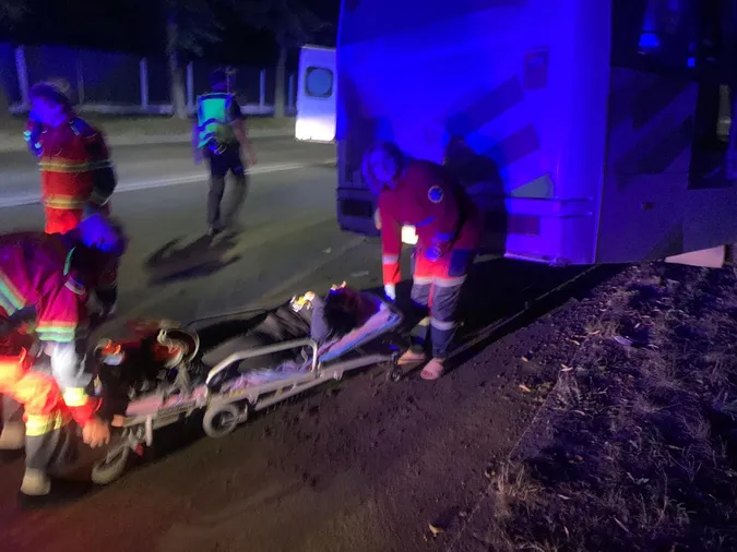 У Луцьку на Львівській автобус влетів у дерево (фото)