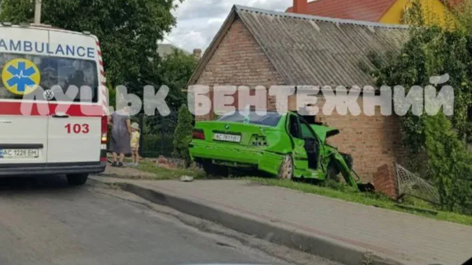 У Липинах BMW злетіло з дороги та в’їхало в гараж: є постраждалі