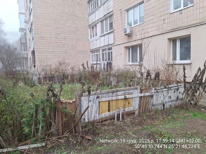 У Луцьку знесли незаконні огорожі у дворах (фото)