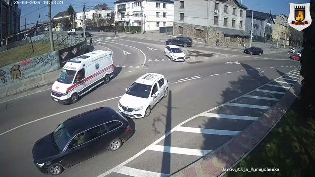 У Луцьку на кільці «рено» з піцами стукнула BMW (відео)