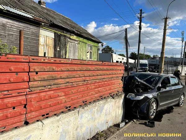 Водію стало зле: у Луцьку легковик злетів з дороги й врізався у паркан (фото)