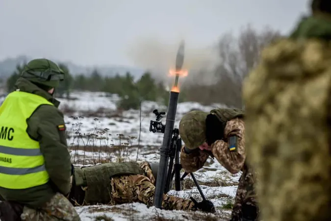 Ворог, зазнаючи втрат, наступає на Лиманському та Бахмутському напрямках, – Генштаб