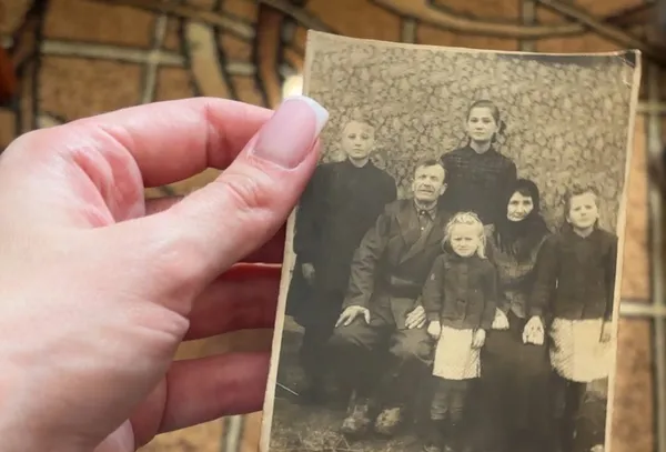 Фото з сімейного архіву. На нім Софія (позаду) з дідусем, бабусею і сестрами та братом.