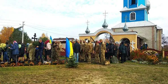 На Ратнівщині поховали воїна, якого вважали безвісти зниклим