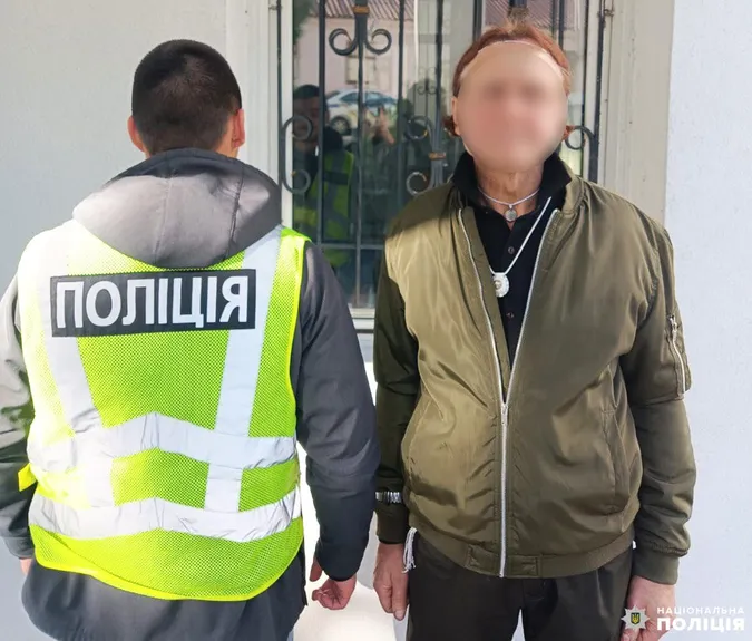 У Рівному чоловік кулаком розбив меморіальну дошку Степану Бандері (фото)