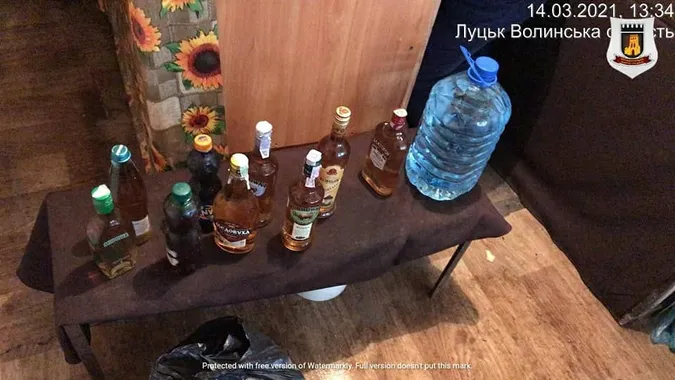 Муніципали зробили контрольну закупку сурогату на ринку в Луцьку: вилучили 12 літрів