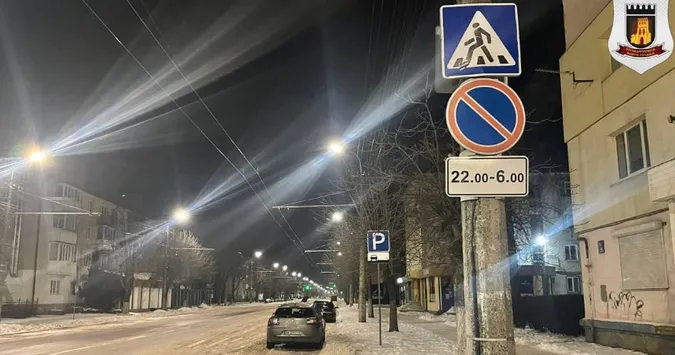 Заважають прибирати сніг: у Луцьку штрафують за припарковані вздовж дороги авто (фото)