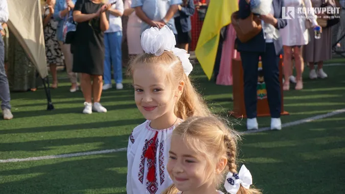 Квіти, дзвоники і діти: як у Луцькому ліцеї №9 відзначили 1 вересня (фото)