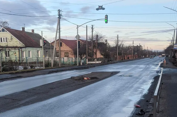 У Луцьку на Вишкові легковик врізався у острівець безпеки (фото)