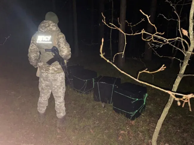 «Загубили» контрабандисти: луцькі прикордонники натрапили у лісі на 10 ящиків цигарок (фото)
