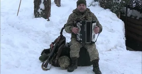 Прихопив баян на службу: боєць волинської тероборони пише пісні про Перемогу (відео)