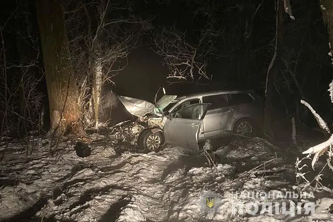 На Волині Volkswagen Golf з'їхав з дороги та врізався у дерево