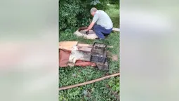 У Володимирі з люка дістали валізу та меблі (відео)