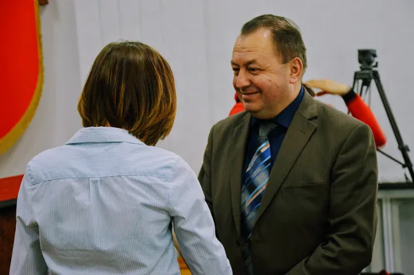 «Давайте, я проголосую, сонечко. А потім підійду», – казав Пустовіт.
«Давайте, тільки без »сонечко«. Я журналіст, виконую роботу», – толерантно відповіла йому Аріна Крапка
