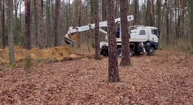 На Волині силовики і місцеві жителі облаштовують фортифікаційні споруди (фото)