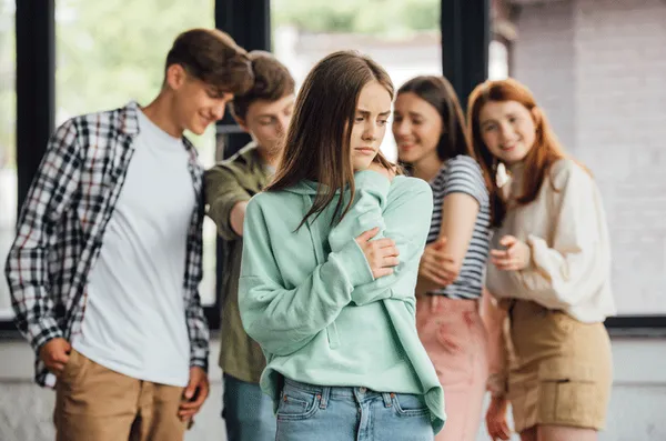 Як багато п'ють, курять і «зависають» в соцмережах українські підлітки: дослідження