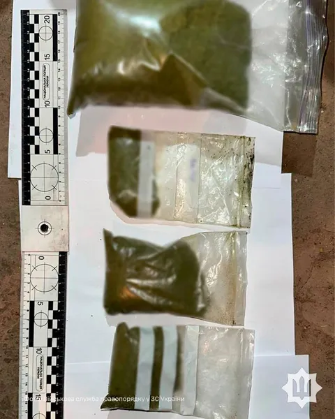У Луцьку зловили військового в СЗЧ, який тримав у підвалі цілий пакет «трави»