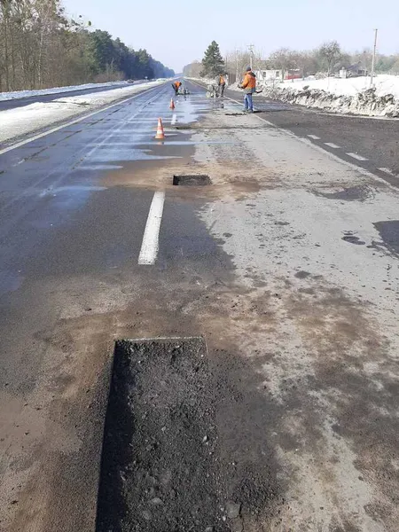 На Волині почали латати розбиті за зиму дороги (фото)