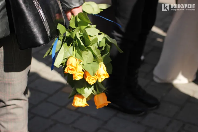 Зі сльозами та на колінах: Луцьк попрощався з трьома своїми Героями (фото, відео)
